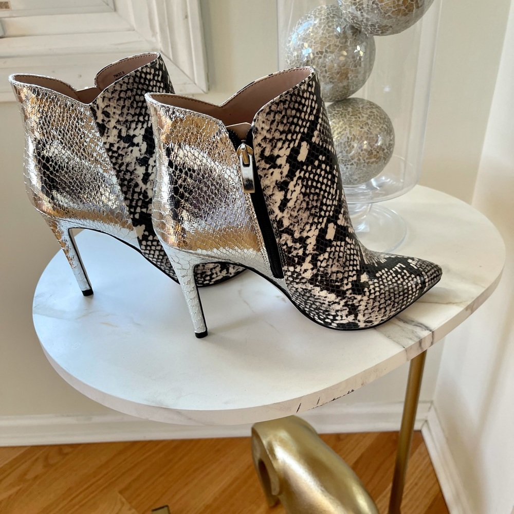 🔥🔥SOLD 🔥🔥BCBG LEATHER BOOTIE